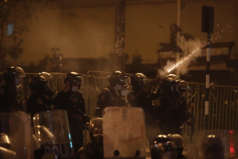 Policía reprime a manifestantes con bombardas, perdigones y gases lacrimógenos.