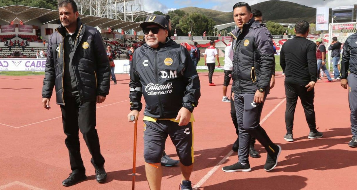 Diego Maradona llegó en muleta al estadio, pero eso no evitó que festeje en vestuario del 'Gran Pez'.
