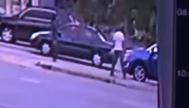 El preciso instante en que el actor Pablo Lyle mató de un golpe a un hombre que le reclamó en la autopista. (Capturas: YouTube)