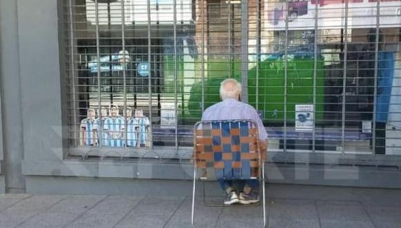 En redes sociales circularon imágenes de un adulto que llevó su silla hasta un negocio para poder gozar del encuentro “tranquilo”; conoce su historia
(Twitter: @todaboluda)