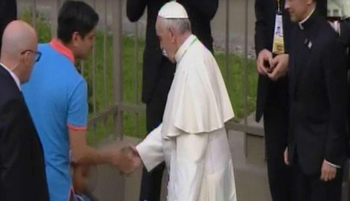 Papa Francisco bendice a una niña fuera de la Nunciatura.