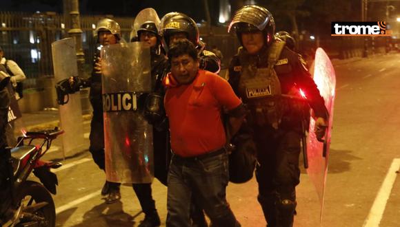 Manifestantes intervenidos fueron llevados a la comisaría de Cotabambas. (César Bueno @photo.gec)