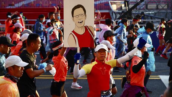 Los corredores participan en el maratón de Shanghái pese al coronavirus. (Foto: STR / AFP)