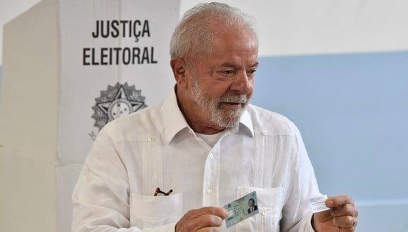 El expresidente brasileño (2003-2010) y candidato del izquierdista Partido de los Trabajadores (PT) Luiz Inacio Lula da Silva emite su voto durante la segunda vuelta de las elecciones presidenciales, en un colegio electoral en Sao Paulo, Brasil, el 30 de octubre de 2022.  (Foto de NELSON ALMEIDA / AFP)