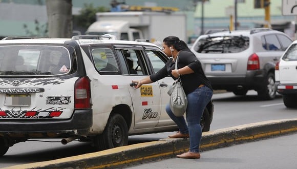 La agraviada abordó el taxi en Miraflores y en el distrito del Rímac fue cuando el conductor permitió que dos sujetos ingresaran al auto para robar pertenencias a pasajera. (Foto: Referencial/Archivo GEC)