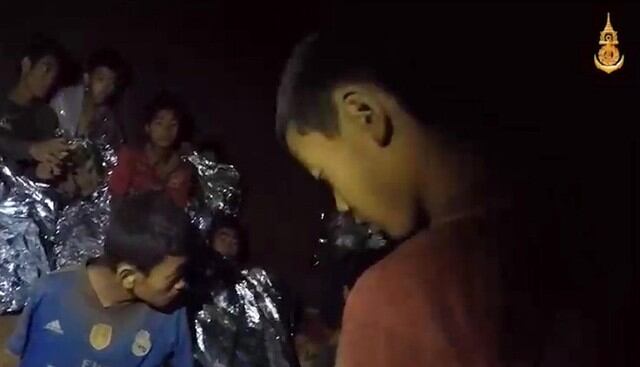 Los niños atrapados en Tailandia consiguieron comunicarse con sus familias. (Foto: EFE)