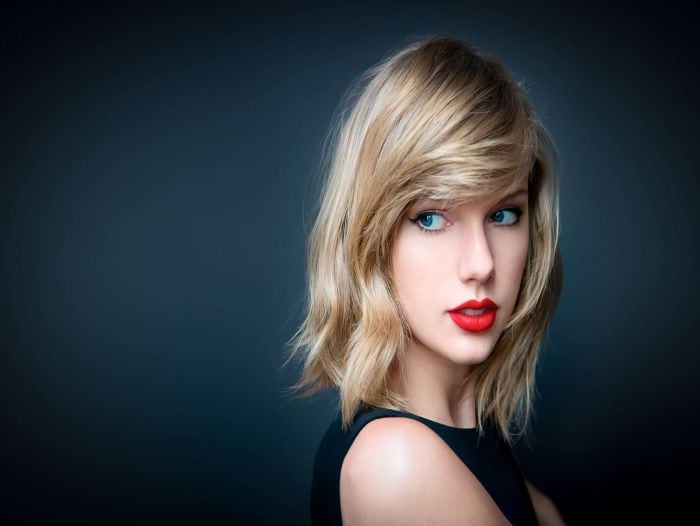 La estrella del pop Taylor Swift denuncia que el hecho tuvo lugar en una sesión de fotos.