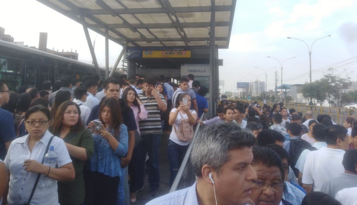 Caos y largas colas que van hasta la pista son reportadas en la estación Izaguirre. Foto: Twitter / @katiamalena_76