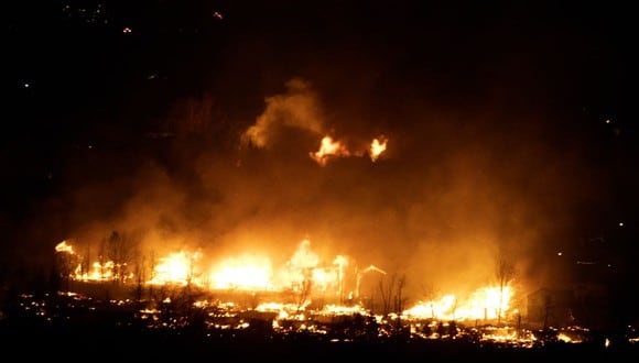 Al menos un área de más de 6 km2 fue devorada por las llamas en el condado de Boulder, en Colorado. (Foto:  Jason Connolly / AFP)