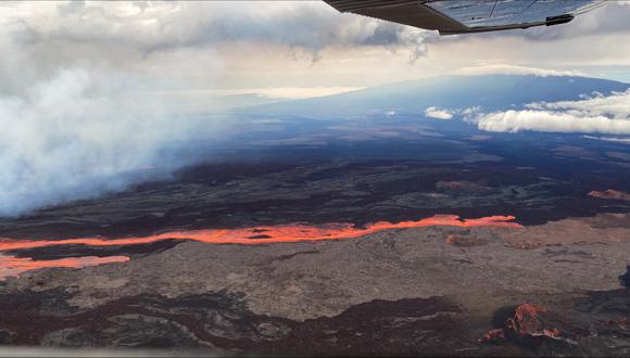 Esta imagen aérea publicada por el Servicio Geológico de EE. UU. (USGS) de la Patrulla Aérea Civil el 28 de noviembre de 2022 muestra la lava en la zona de grietas del noreste de Mauna Loa en Hawái.  (Foto: US Geological Survey/AFP)