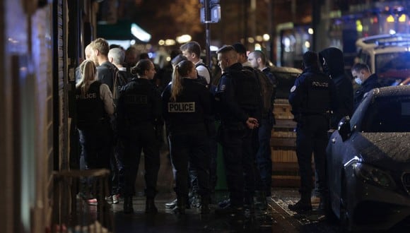 Imagen referencial. Oficiales de policía parados en la calle cuando un conductor recibió un disparo mortal de un oficial de policía durante una negativa a obedecer, en París, el 14 de octubre de 2022. -(Foto de Geoffroy VAN DER HASSELT / AFP)