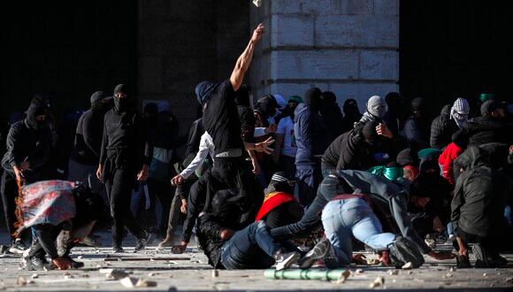 Manifestantes palestinos chocan con la policía israelí en el complejo de la mezquita Al-Aqsa de Jerusalén, el 15 de abril de 2022. (Foto: Ahmad GHARABLI / AFP)