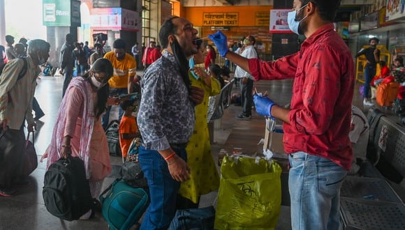 India todavía no ha impuesto nuevas barreras a los viajes internacionales, pero el lunes el Ministerio de Salud ordenó que todos los viajeros procedentes de “países de riesgo” deben someterse a pruebas obligatorias. (Foto: Prakash SINGH / AFP)