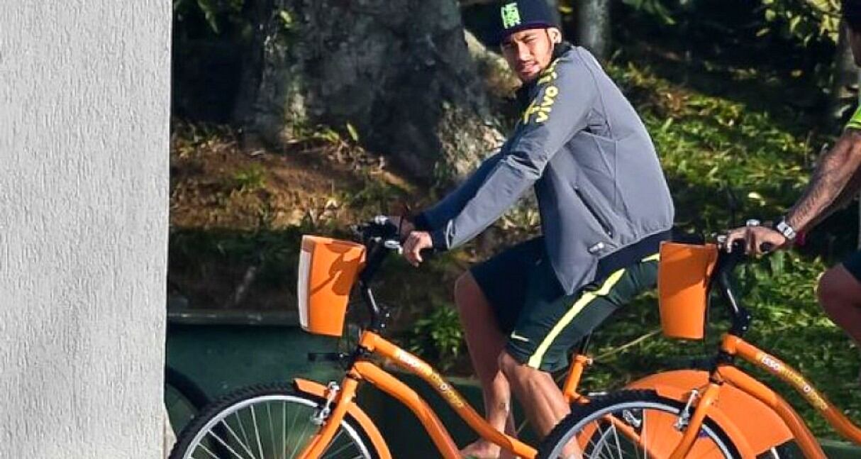 Neymar cambió muletas por bicicleta y salió a pasear con amigos y su novia