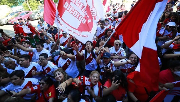 Selección peruana fue recibida por un gran grupo de hinchas blanquirrojos. Foto: Daniel Apuy / @photo.gec