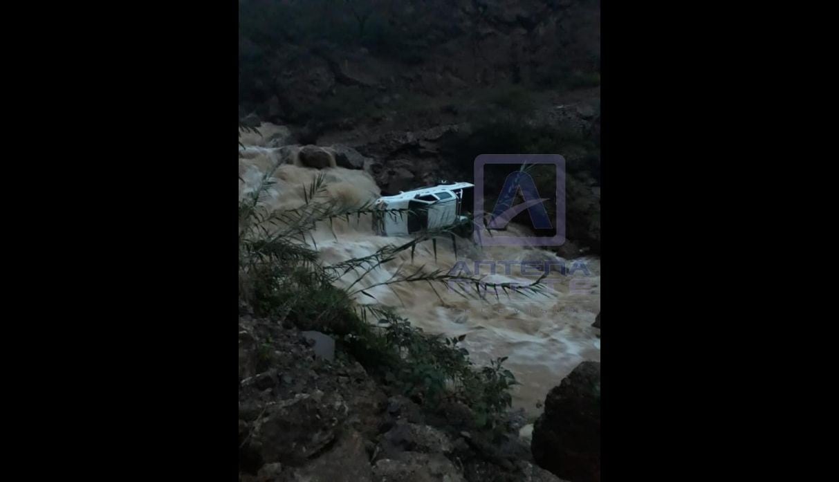 Camioneta fue arrastrada por el lodo y piedras hasta el río. Foto: Antena Norte Huamachuco