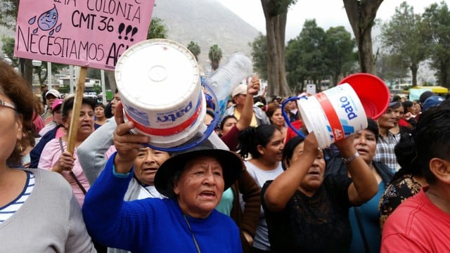 Pobladores en marcha de protesta por falta de agua desde la caída de los huaicos. (Foto: Pedro Pacheco)