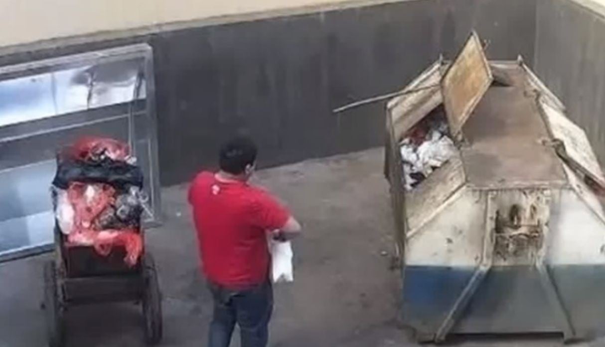 Padre arroja a su bebé al basurero porque pensaba que moriría.