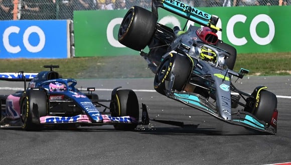 Hamilton y Alonso chocaron en la primera vuelta del GP de Bélgica. (Foto: AFP)