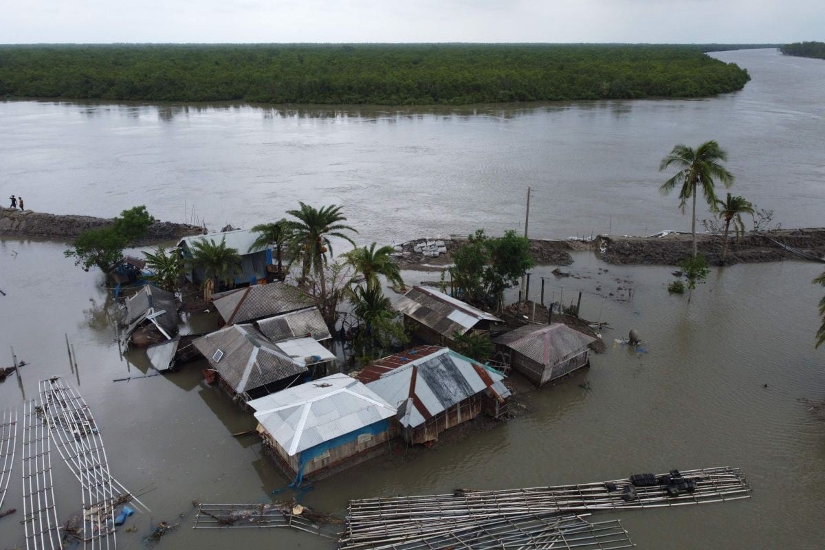 Esta vista aérea muestra casas inundadas después de que una presa se rompiera después de la llegada del ciclón Amphan en Shyamnagar, India, el 21 de mayo de 2020. (AFP / Munir uz Zaman)