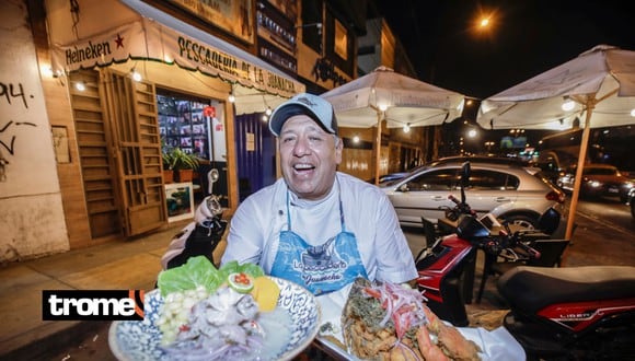 Emprendedor vende cebiche y jales en horas de la noche en su local, ubicado en La Victoria