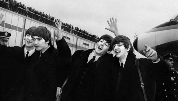 De izquierda a derecha John Lennon, Ringo Starr, Paul McCartney y George Harrison llegando al aeropuerto de John F. Kennedy de New York. (Foto: AFP)