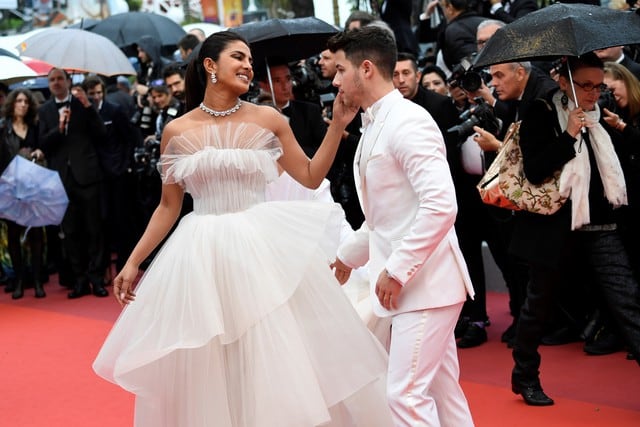 Nick Jonas y Priyanka Chopra encantan con atuendos blancos en la alfombra roja de los Cannes (Foto: AFP)