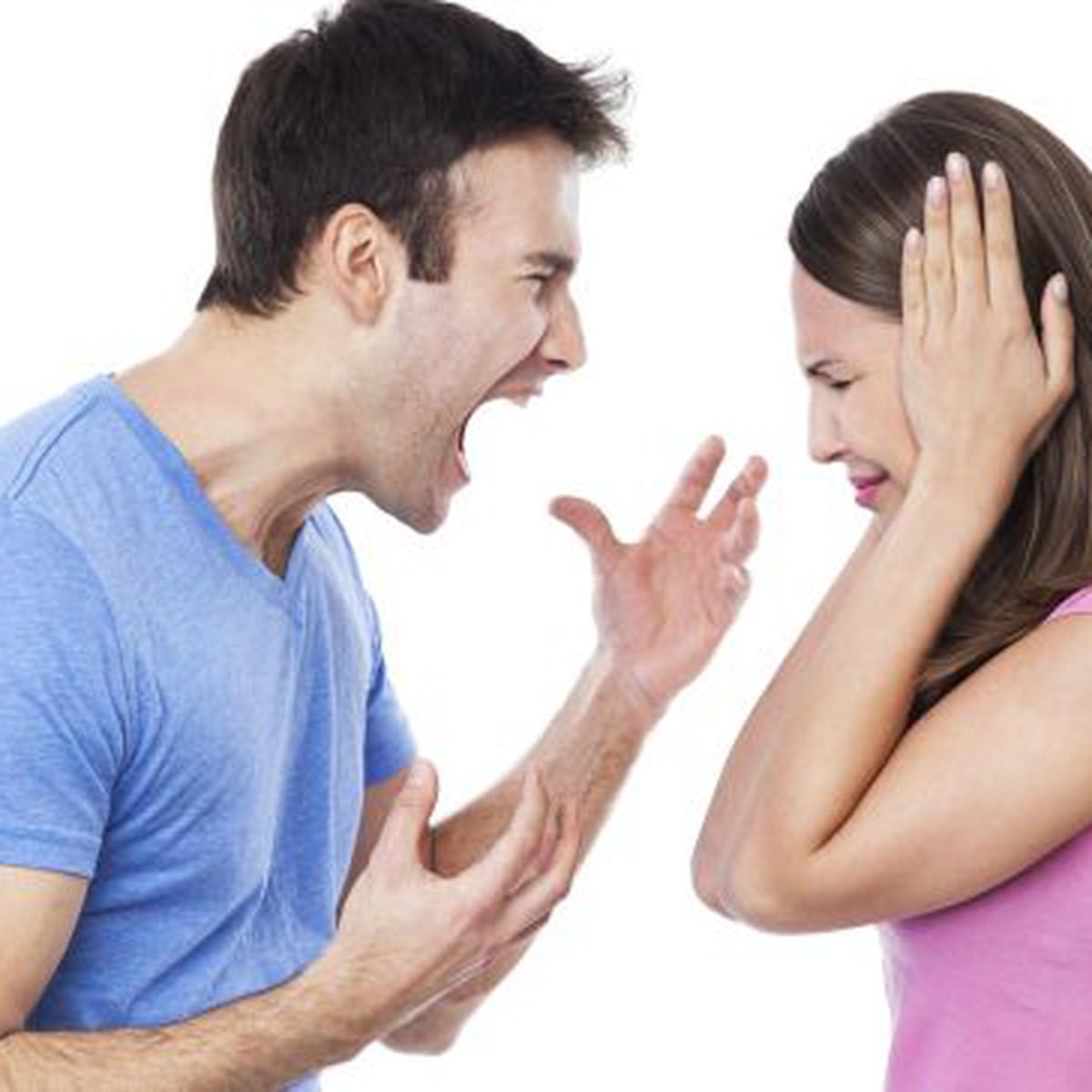 Qué debes hacer si tu pareja empieza a gritarte en público? | FAMILIA |  