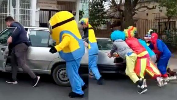 Un video viral muestra el noble gesto que tuvo un grupo de jóvenes disfrazados con un automovilista en apuros. | Crédito: @matias_copetti / Twitter.