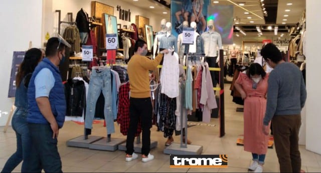 Con variadas ofertas y campañas como 'Mil horas de locura' están impulsando su reactivación los centros comerciales y malls en Lima. Gobierno autorizó que ya puedan atender a diario. (Trome /Isabel Medina)