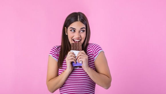 Comer chocolate es realmente beneficioso, siempre y cuando las mujeres coman una pequeña cantidad de la variedad oscura en los días previos a la menstruación. Foto: ¡Stock.
