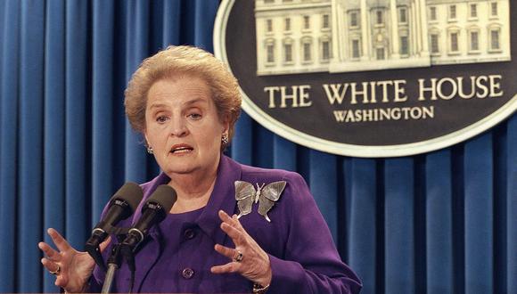 Madeleine Albright, la primera mujer secretaria de Estado de EE. UU. y una de las estadistas más influyentes de su generación, murió de cáncer a los 84 años, anunció su familia el 23 de marzo de 2022. (Foto de WILLIAM PHILPOTT / AFP)
