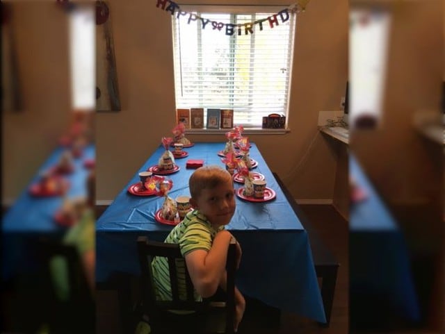 Niño celebra solo su cumpleaños