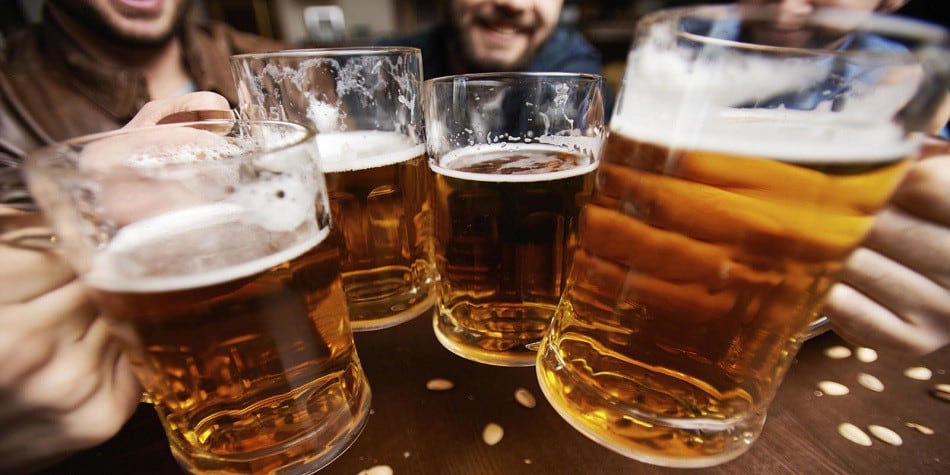 Tomar cerveza de forma moderada ayudaría a reducir el riesgo de sufrir un ataque al corazón entre un 40 % y un 60 %.