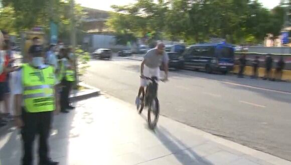 Gerard Piqué llegó al estadio en bicicleta. (Video: @MovistarFutbol)