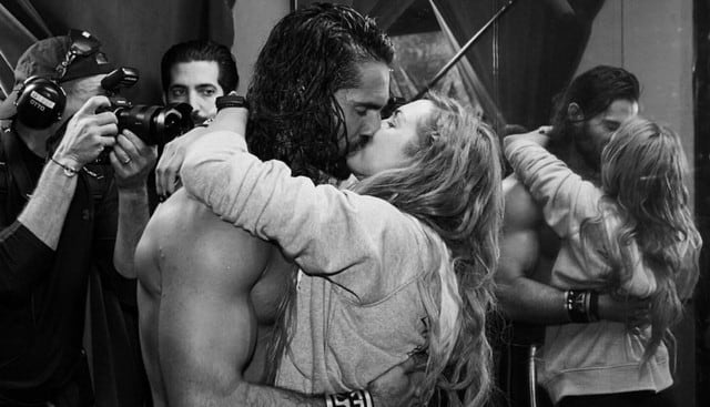 Seth Rollins decidió formalizar su relación con Becky Lynch. (WWE)