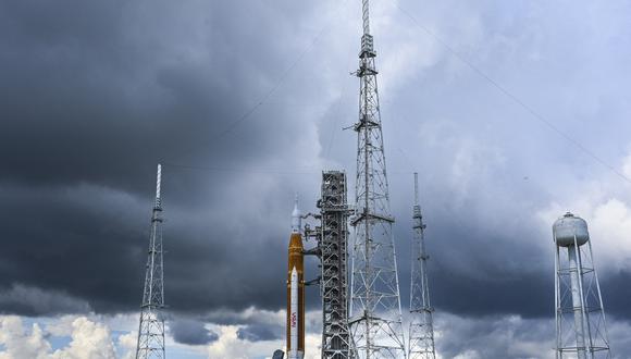 El cohete Artemis I se encuentra en la plataforma de lanzamiento del Centro Espacial Kennedy en Cabo Cañaveral, Florida, el 26 de agosto de 2022, antes de su lanzamiento esperado el 29 de agosto.  (Foto de CHANDAN KHANNA / AFP)