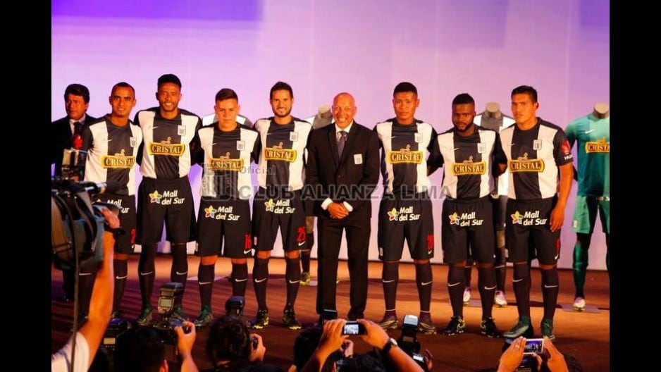 Alianza Lima presentó su camiseta para la temporada 2016 (Foto: Página de Facebook Club Alianza Lima)