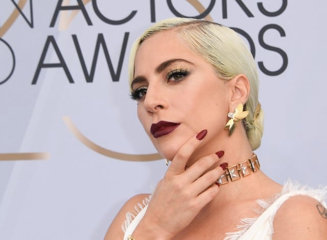 Lady Gaga llegó con un bello vestido blanco y captó la atención de todos los presentes en los SAG Awards 2019. (Foto: AFP)
