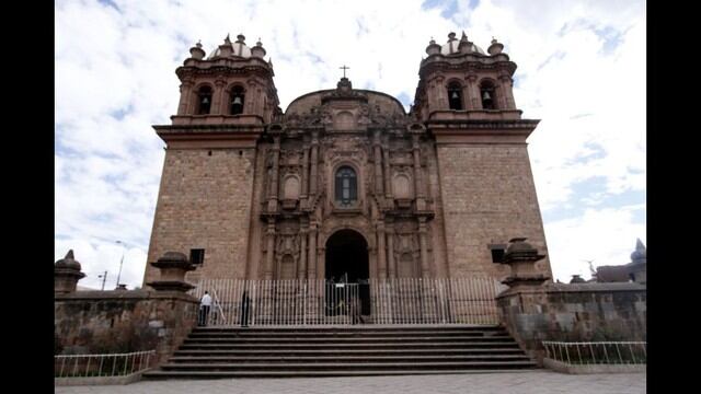 Incendio reduce a cenizas gran parte de la histórica iglesia San Sebastián en el Cusco.