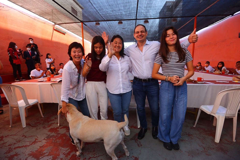 La candidata presidencia de Fuerza Popular, Keiko Fujimori realizó el acostumbrado desayuno electoral junto a su familia en el local partidario ubicado en el Centro de Lima.