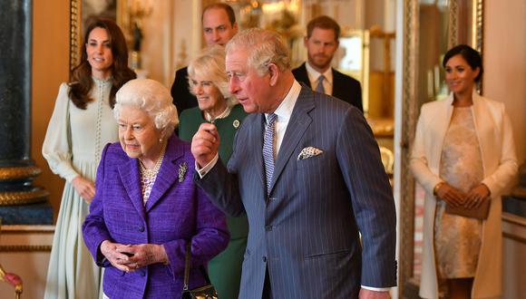 (ARCHIVOS) En esta foto de archivo tomada el 5 de marzo de 2019, el Príncipe Carlos, Príncipe de Gales (C) de Gran Bretaña camina con su madre, la Reina Isabel II de Gran Bretaña (2L), y su esposa Camilla de Gran Bretaña, Duquesa de Cornualles (3L), y su hijos y sus esposas, el príncipe William, duque de Cambridge de Gran Bretaña (4L) y Catherine, duquesa de Cambridge de Gran Bretaña (L), y el príncipe Harry, duque de Sussex de Gran Bretaña (2R) y Meghan, duquesa de Sussex (R) durante una recepción con motivo del 50º aniversario de la investidura del Príncipe de Gales en el Palacio de Buckingham en Londres. (Foto de Dominic Lipinski / PISCINA / AFP)
