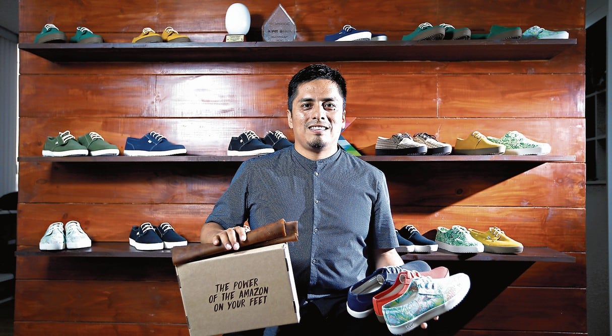 Jóvenes emprendedores crearon calzado elaborado con látex natural para cuidar los bosques de la amazonía
