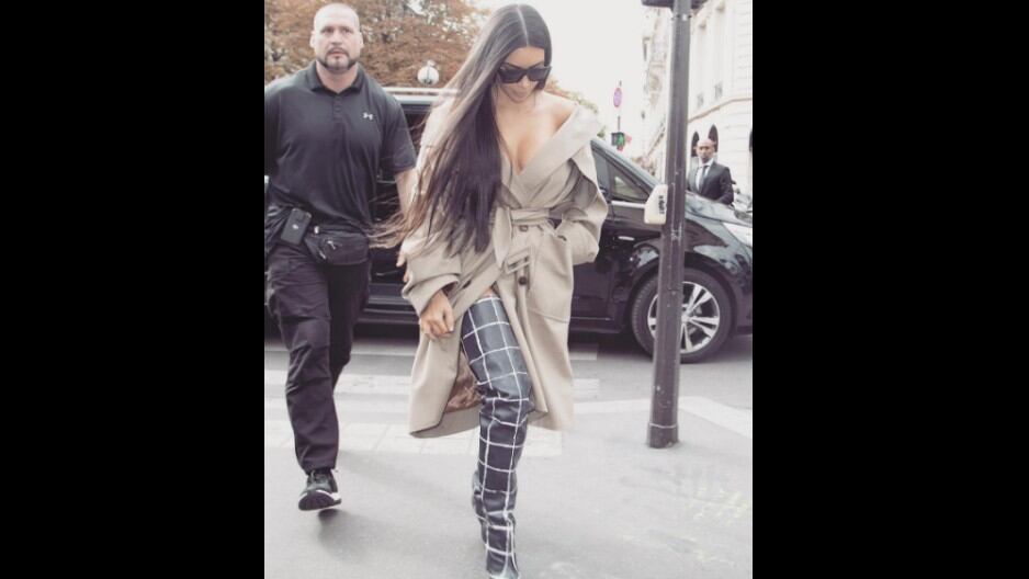Kim Kardashian llegó a Nueba York tras asalto en París.