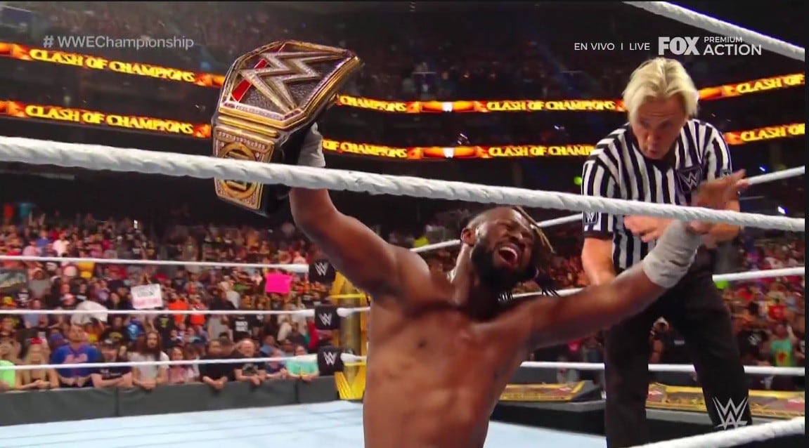 Kofi Kingston pasó apuros, pero logró imponerse a Randy Orton. (Captura TV)
