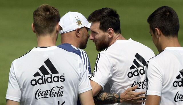 Jorge Sampaoli saludó a Lionel Messi por su cumpleaños en entrenamiento de Argentina. (Fotos: Agencias)