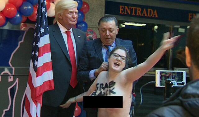 Una mujer en topless irrumpió en la presentación de la figura de cera de Donald Trump en Madrid.