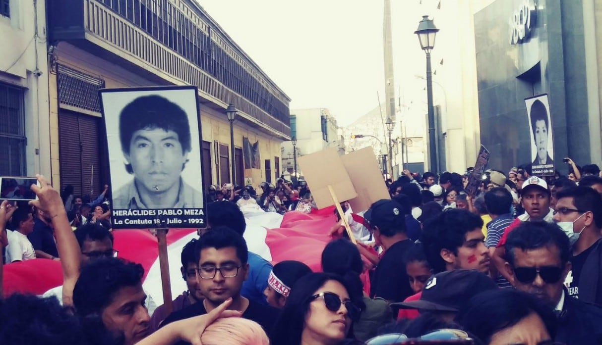 Multitud protesta en contra del indulto al expresidente Alberto Fujimori otorgado por PPK. (Fotos: @Ojo_Publico, @kno_z y @pressgirlk en Twitter)