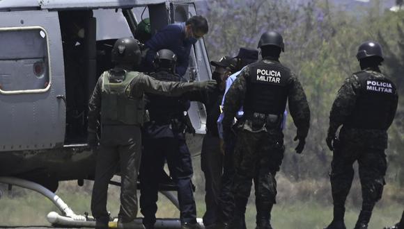 El expresidente de Honduras, Juan Orlando Hernández, baja de un helicóptero a su llegada a una base de la Fuerza Aérea en Tegucigalpa, el 21 de abril de 2022, antes de ser extraditado a Estados Unidos para enfrentar cargos relacionados con el narcotráfico. (Foto por Orlando SIERRA / AFP)