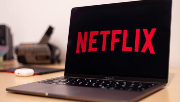 Netflix cobrará a los usuarios que tengan cuentas compartidas e ingresen fuera de su red WiFi. (Foto: Pexels)